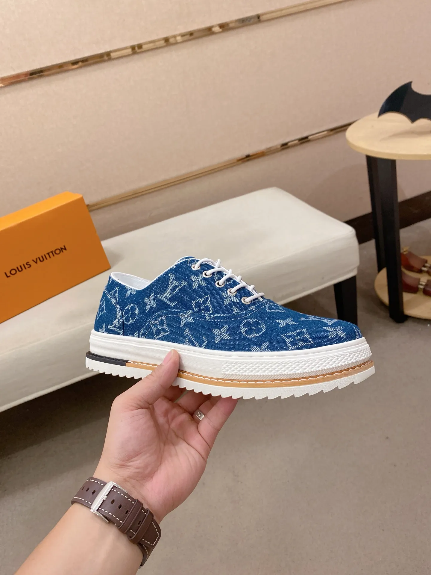 Men's shoes💰 420💰Louis Vuitton (Louis Vuitton/LV) top 🔍🔍 new models are on sale at the same time, the upper 🇮🇹 imported first-layer cowhide from Italy, fully imported sheepskin lining 💪💪, completely 1⃣️ to 1 ⃣️Re-engraved🇮🇹💪💪, ⚠Sole: The original sole is specially provided by the original factory, the exclusive movable molded sole is super comfortable, ⚠The original factory follows the order, 🔍🔍high quality, you can enter and exit the counter at will, welcome to compare⚠. Code number:38-44